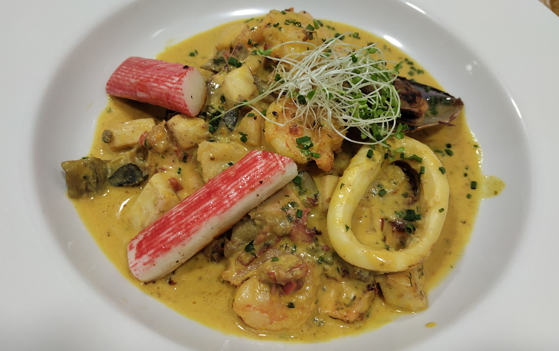 Salmon Huancaina con mariscos